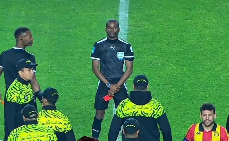 Insólito en el fútbol africano: el árbitro Issa Sy exhibe una tarjeta roja preventiva para frenar protestas del Al Ahly